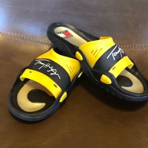 Tommy Hilfiger Rubber Slides // 90s flair ⚡️😎